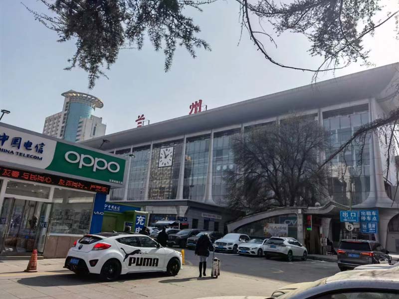 三好友酒店陽(yáng)臺(tái)嬉鬧 一人跌落致十級(jí)傷殘，深圳刑辯律師告訴你責(zé)任如何承擔(dān)
