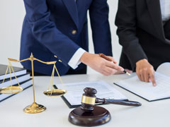 深圳著名律師談男子被女友鎖門外鄰居爬窗為他開門摔死
